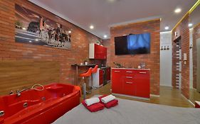 Cracow Jacuzzi Apartments - Red Room